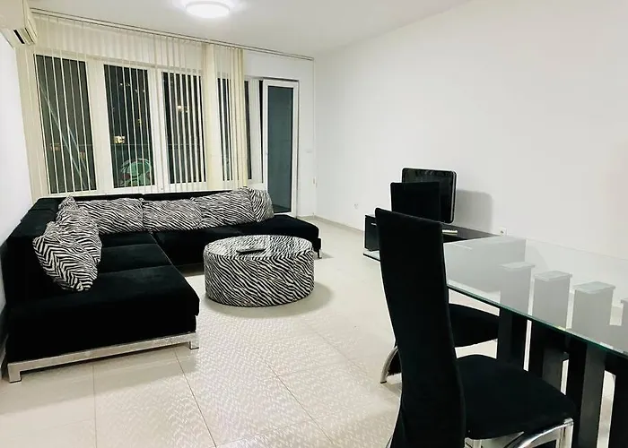 Black & White Style Apartment In A Great Location!