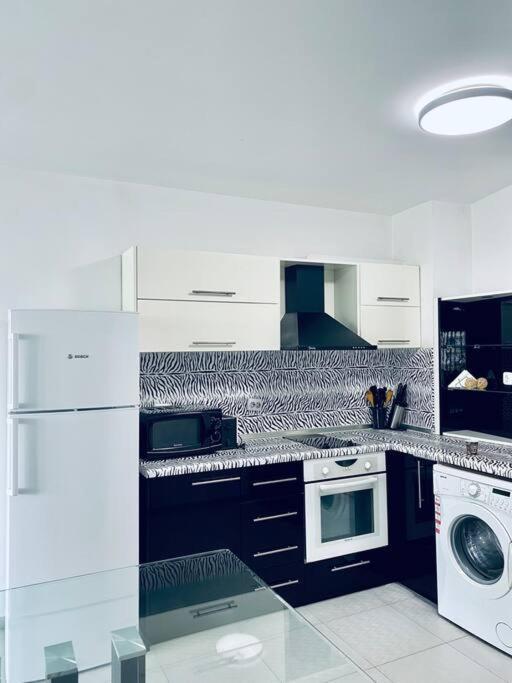 Black & White Style In A Great Location! Apartment *