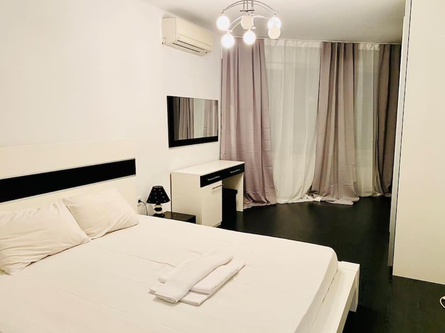 Black & White Style In A Great Location! Sofia