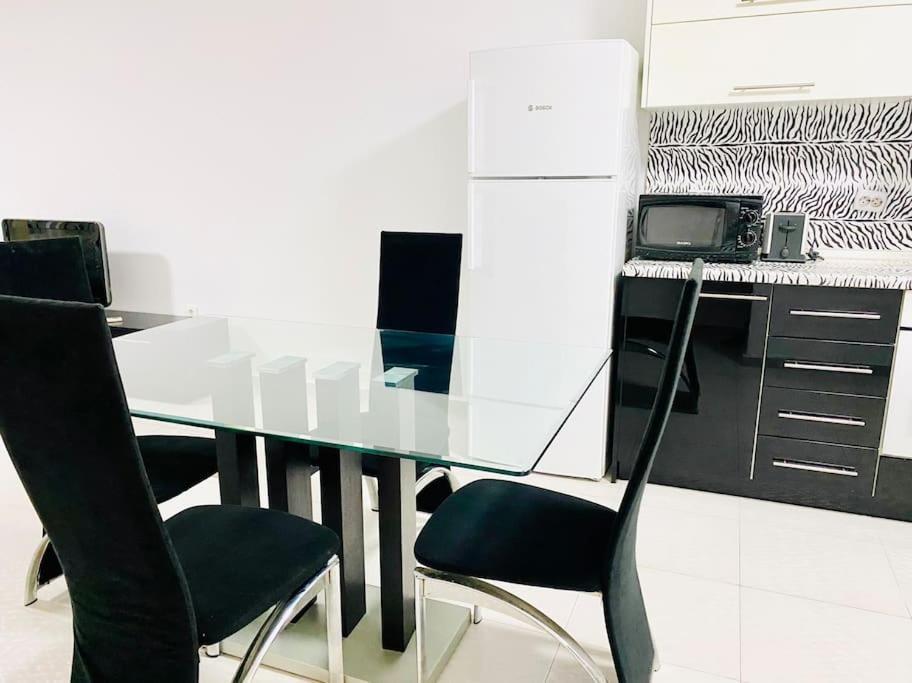 Apartment Black & White Style In A Great Location!